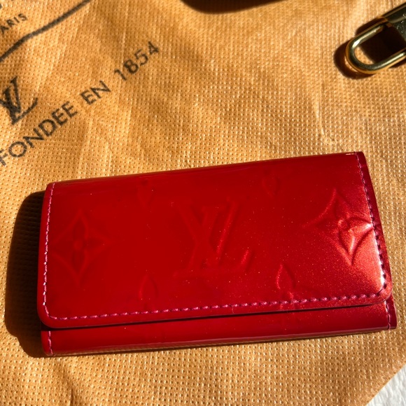 Louis Vuitton Key Case 4 Ring PommeD'Amour Red Vernis - Picture 1 of 14